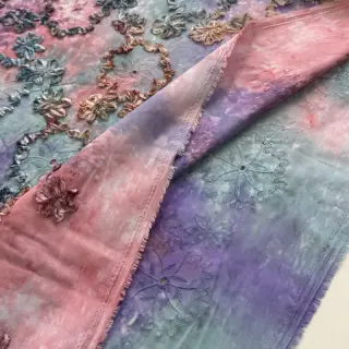 Bavlnená látka TIE DYE EMBROIDERY Eva tape design C