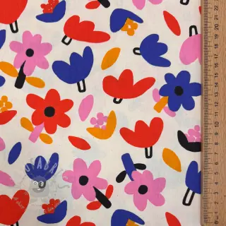 Bomullstyg Flowers natural/blue by JENNIFER BOURON ORGANIC