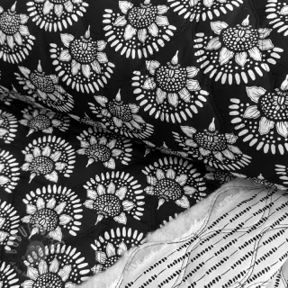 Bomullstyg VOILE STEPPED Bouquet flowers black digital print
