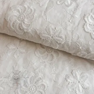 Bomullstyg EMBROIDERY Catchy Flowy white